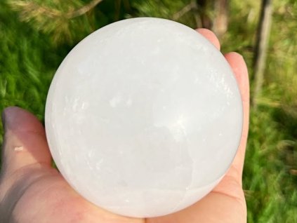 Kalcyt biały kula 91 mm 1100 g kamień naturalny + drewniana podstawa #B477