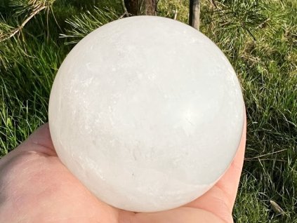 Kalcyt biały kula 88 mm 980 g naturalny kamień + drewniana podstawa #B481