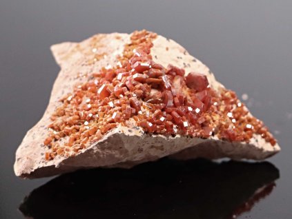 Vanadinit sbírkový minerál 100 - 110 g  Maroko #733