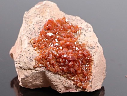 Vanadinit sbírkový minerál 110 - 120 g  Maroko #734