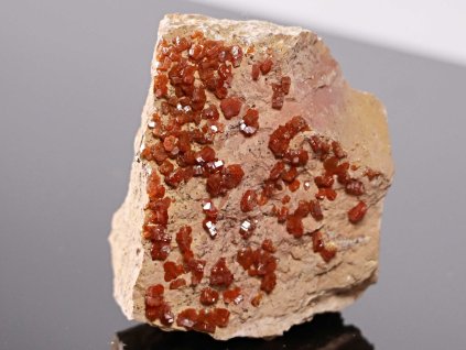 Vanadinit sbírkový minerál 120 - 130 g  Maroko #VD14