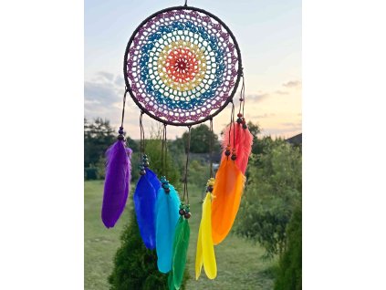 apač snů Duha radosti – háčkovaný kruh s barevnými peříčky #ZB404