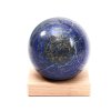 Kula lapis lazuli 82 mm 912 g naturalny kamień + drewniana podstawa #352