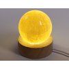 Kula kalcytu 55 mm 239 g naturalny kamień + drewniana podstawa z diodą LED #379