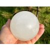 Kalcit bílý koule 90 mm 1050 g přírodní kámen + dřevěný podstavec #B475