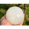 Kalcit bílý koule 90 mm 1050 g přírodní kámen + dřevěný podstavec #B475