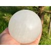 Kalcit bílý koule 90 mm 1050 g přírodní kámen + dřevěný podstavec #B475