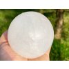 Kalcit bílý koule 91 mm 1120 g přírodní kámen + dřevěný podstavec #B476