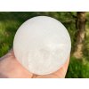 Kalcit bílý koule 91 mm 1120 g přírodní kámen + dřevěný podstavec #B476