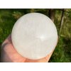Kalcit bílý koule 97 mm 1330 g přírodní kámen + dřevěný podstavec #B479