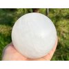 Kalcit bílý koule 97 mm 1360 g přírodní kámen + dřevěný podstavec #B480