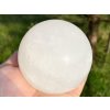 Kalcit bílý koule 88 mm 980 g přírodní kámen + dřevěný podstavec #B481