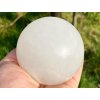 Kalcit bílý koule 88 mm 980 g přírodní kámen + dřevěný podstavec #B481