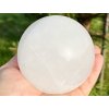 Kalcyt biały kula 103 mm 1680 g naturalny kamień + drewniana podstawa #B482