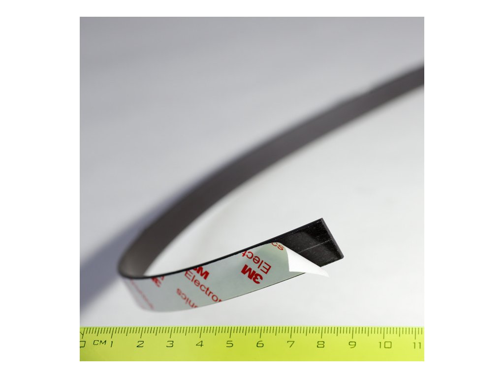 Magnetický pásek se silnou samolepicí vrstvou 15x2 mm, délka - 1 m