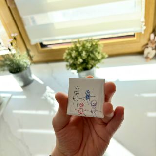 Znáš to, když máš lednici plnou dětských obrázků 👀🖼️, magnety nestačí a všechno padá na zem🙈. Proměn obrázky v...