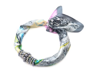 Šátek s bižuterií Letuška - šedý s abstraktním potiskem