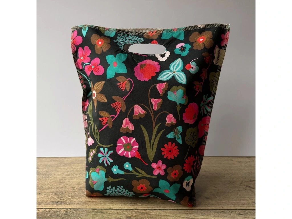 1706-4_obedova-taska-velka-cerna-s-barevnymi-kvety-magsbags-cz