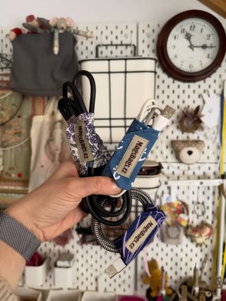 Máme nové podržkabely! 🙈 Je to blbina pro lepší den, smotané kabely a pořádek v šuplíku nebo na cestách, všude tam kam...