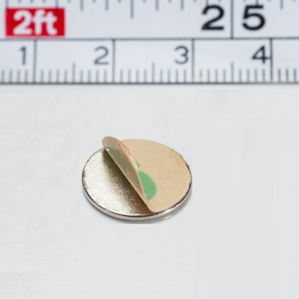 Neodymový magnet se samolepkou 3M, pr.13x1 mm, tloušťka samolepky 0,06 mm (Počet kusů 1 ks)