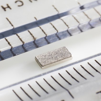 724 neodymovy magnet kvadr 4 2x2x0 6 n 150 c vmm8sh n45sh