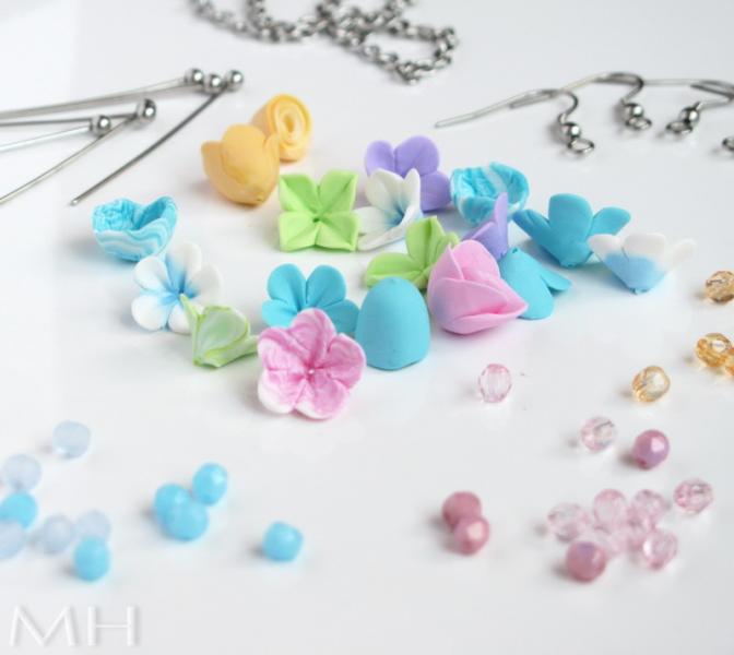 Jak vznikají květinové šperky z fima