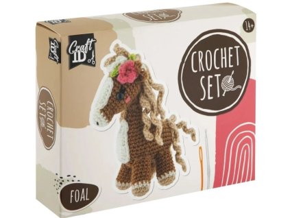 Háčkovací sada Hříbě – kreativní balíček pro děti s přízí, háčkem, výplní a návodem pro výrobu roztomilého háčkovaného koníka – www.majjam.cz