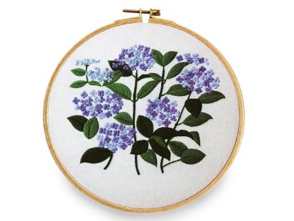 Dárková sada na vyšívání s předtištěným motivem modrých hortenzií v dřevěném vyšívacím kruhu, jemná květinová výšivka