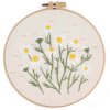Dárková sada na vyšívání s předtištěným motivem heřmánku, vyšívací kruh sloužící jako rámeček, jemná květinová výšivka