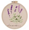 Dárková sada na vyšívání s předtištěným motivem levandule, vyšívací kruh sloužící jako rámeček, jemná květinová výšivka v levandulových tónech