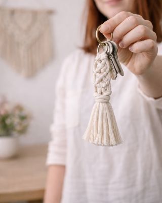 Macramé klíčenka 🤍 Malý projekt, který zvládnete i poprvé. Uzly, které uklidní ruce. Radost, kterou nosíte každý den. 🤍...