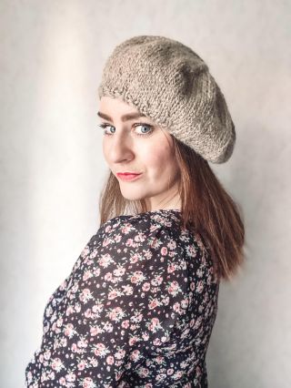 Letos se tak strašně těším až odložím ty čepice! Jen teď na ten baret úplně nemám prostor ho vynosit! Do práce z práce...