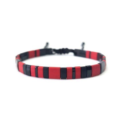 červený náramek tila