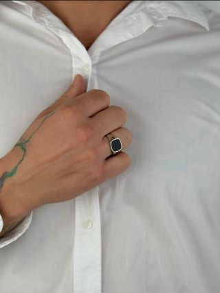 Pánský prsten jako detail, který mluví za všechno 💍 Nosíte šperky, nebo je to pro vás spíš no-go? A pokud jo – jedete...