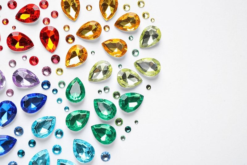 Jak kolory w biżuterii wpływają na Twoje emocje: sekret ujawniony!