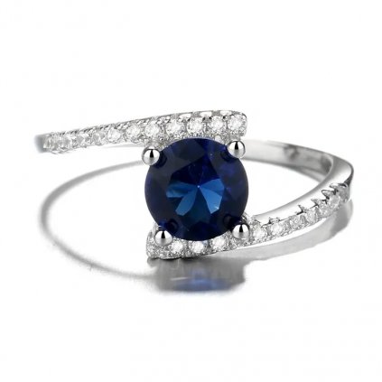 10083 srebrny pierścionek zaręczynowy z cyrkoniami i ciemnoniebieskim kamieniem można znaleźć na majyacz