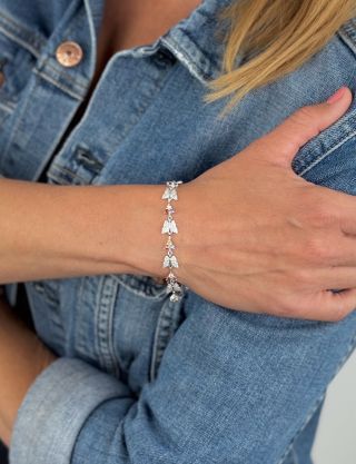 Jaro je tady 🌸 a s ním i jemná krása detailů ✨ Stříbrný náramek s motýlky a barevnými zirkony rozzáří každý outfit –...