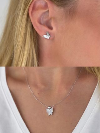 🦋 Jemnost, elegance a nadčasová krása v jednom ✨ Objevte náš stříbrný set šperků s motivem motýla, který dokonale podtrhne...