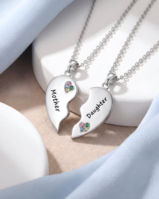 💝 Den matek se blíží… a někdy stačí malý detail, který řekne všechno. Jemné přívěsky Mother & Daughter jsou krásným...