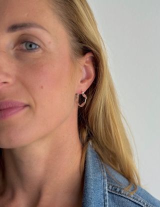 ✨ AGATHE ✨ Krásne náušnice s dokonale kruhovým tvarom, ktoré podčiarknu eleganciu každého outfitu. 💫 Minimalistický dizajn...