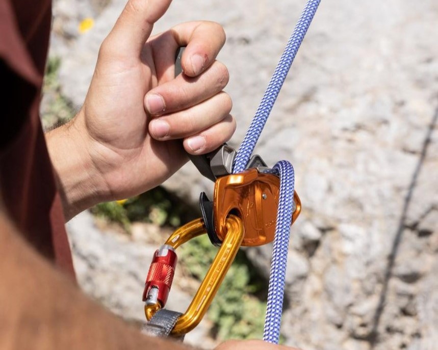 základní vybavení na stěnu