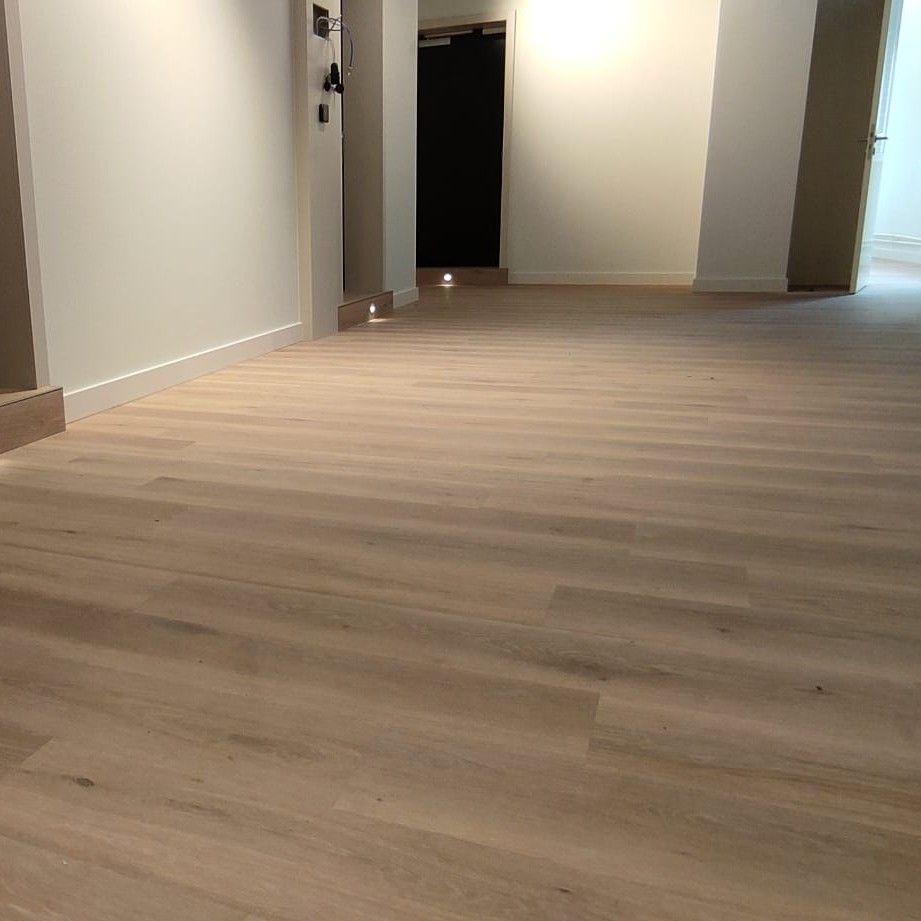 SPC Vinylová podlaha Click dekoru Natural v moderní kanceláří