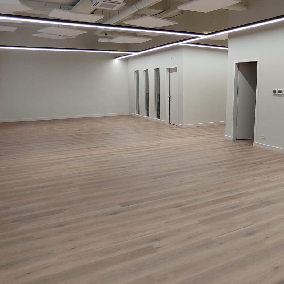 SPC Vinylová podlaha Click v jemném dekoru Latte v moderním open space