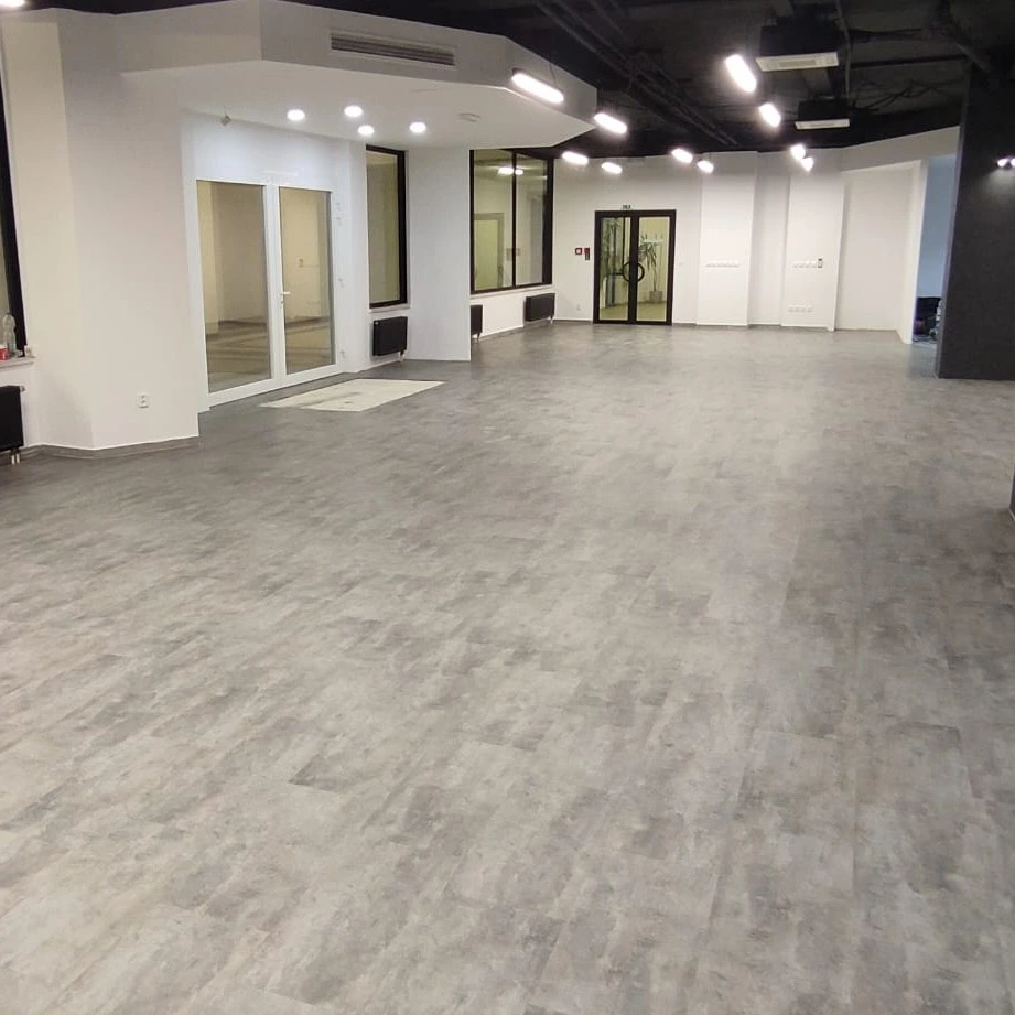 Pardoseală durabilă din vinil SPC Click, de culoare gri, pentru showroom și garaj