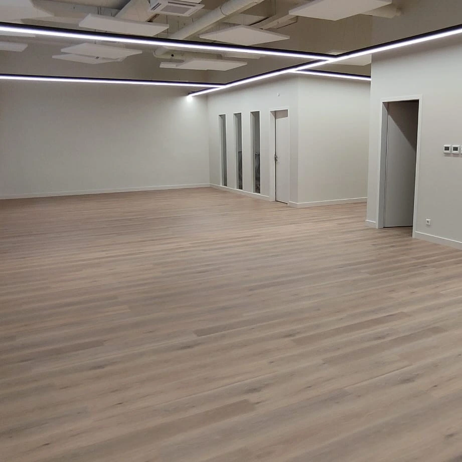 Pardoseală vinilică SPC Click într-un decor subtil Latte într-un spațiu open space modern