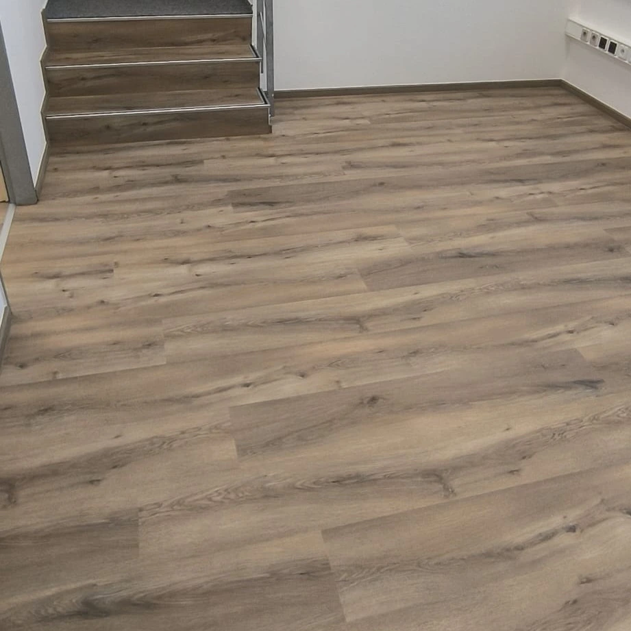 Test de sarcină al pardoselii SPC Click Vinyl în decor Country într-o cameră demonstrativă