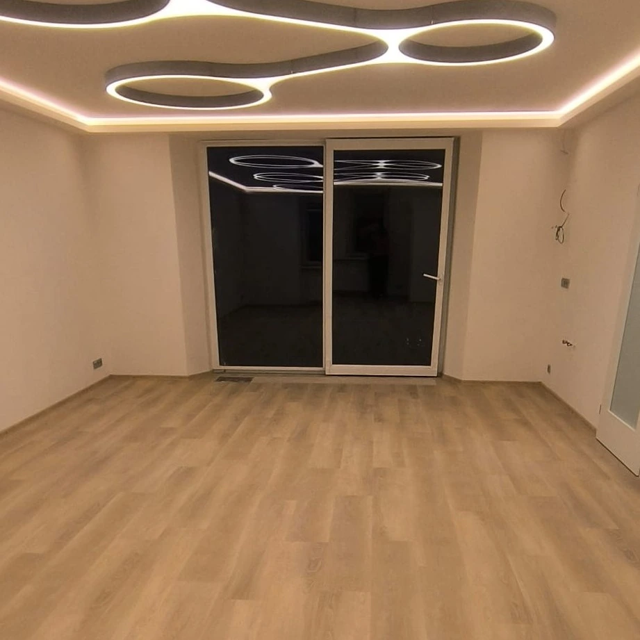 Pardoseală din vinil SPC Click în nuanță Latte pentru cabinetul unui medic