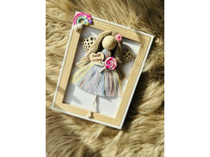 macrame anděl v rámu duhový