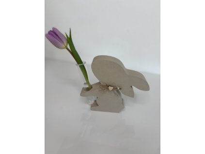 Betonový zajíc se zkumavkou