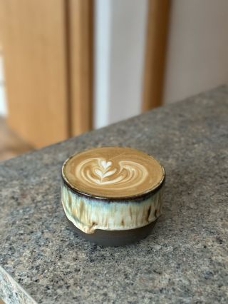 Coffee & matcha time 🤎✨. Každý den si vybírám hrníček podle nálady😍. Varuju vás, je to dost návykové 😆. Už jste tomu taky...